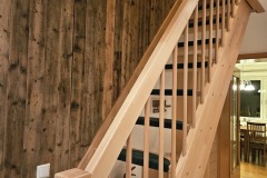 Attraktiver Flur mit ländlicher Gestaltung - das bestimmende Element: Holz