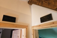 Rustikale-Schilder-zur-Orientierung