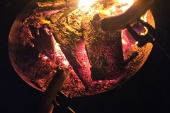 Ueber-der-Feuerschale-kann-auch-gegrillt-werden