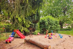 unser großer Spielbereich mit XXL-Sandkasten im Garten