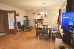 Wohnzimmer mit wohligem Kamin