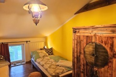 Unser Bauernzimmer mit zwei massiven Holzbetten (90x200) und Aufbettungsoption (80x200)