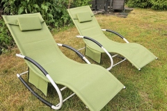zwei gemütliche Schwungliegen im Garten warten auf Gäste