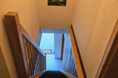 Blick ins Erdgeschoss über die neue Tischlertreppe aus massiver Buche