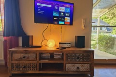 Smartes Heim mit Smart-TV, DVD-Player und smarter Musikanlage
