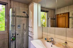 Bad im Erdgeschoss mit Dusche, Badewanne, Waschtisch und WC