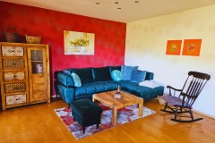 Wohnzimmer mit schönem Sofa und massiven Design-Holzmöbeln