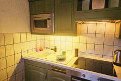 Küche, u.a. mit neuem Induktionsherd, Backofen, Mikrowelle und Keramikspüle