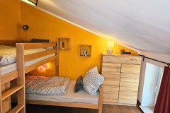 Oranges Zimmer mit Ecketagenbett (2x 90x200 cm) und Kinderspielecke