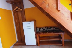 Teil der Garderobe unter der Treppe