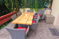 Schöne Terrasse mit Esstisch