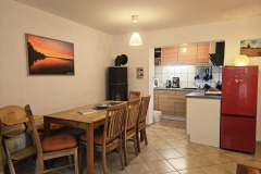 Essbereich mit Blickfang: einer der wunderschönen Fleesensee-Sonnenuntergänge