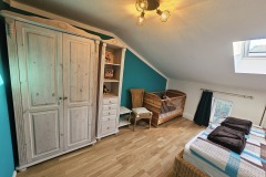 maritimes türkises Zimmer mit Babybett