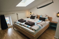 bequemes Doppelbett im türkisen Zimmer