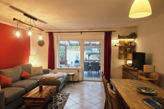 Wohnzimmer mit Ausblick auf Terrasse und Grill-Bereich