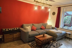 Wohnzimmer mit gemütlichen Sofa