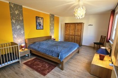 1_Oranges-Zimmer-mit-Babybett