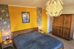 Oranges Zimmer - toll beleuchtet