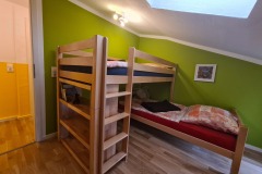 Grünes Zimmer mit Eck-Etagenbett