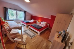 Rotes-Zimmer-gross-und-gemuetlich