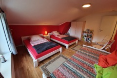 Rotes-Zimmer-mit-Kinderspielzeug