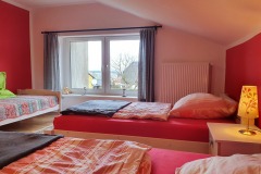 Rotes-Zimmer-mit-Seeblick