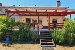 Großzügige Terrasse mit Strandkorb, Loungeecke & Esstischen