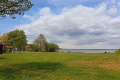 Mehrere-Liegewiesen-mit-Straenden-Sport-Spielplaetzen2