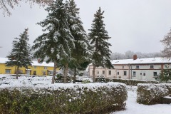 Park-vor-dem-Haus-im-Winterzauber