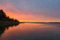 Traumhaftes-Farbenschauspiel-ueber-dem-See